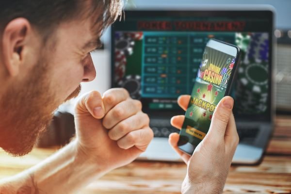 Tampilan situs klikbet di smartphone menunjukkan navigasi yang mudah dan lancar tanpa hambatan