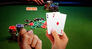 Pemain menikmati berbagai permainan slot online dengan grafis menarik dan tema beragam di klikbet